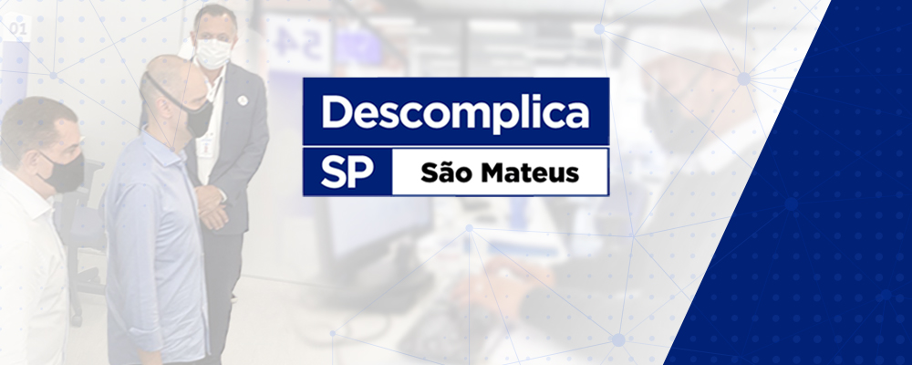 Logo do Descomplica SP - São Mateus, com a foto do prefeito Bruno Covas de fundo