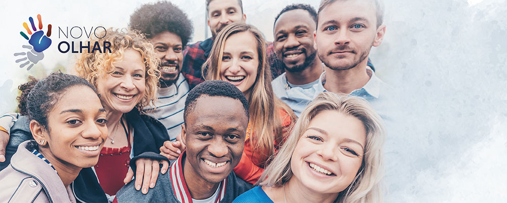 imagem de um grupo de jovens sorrindo