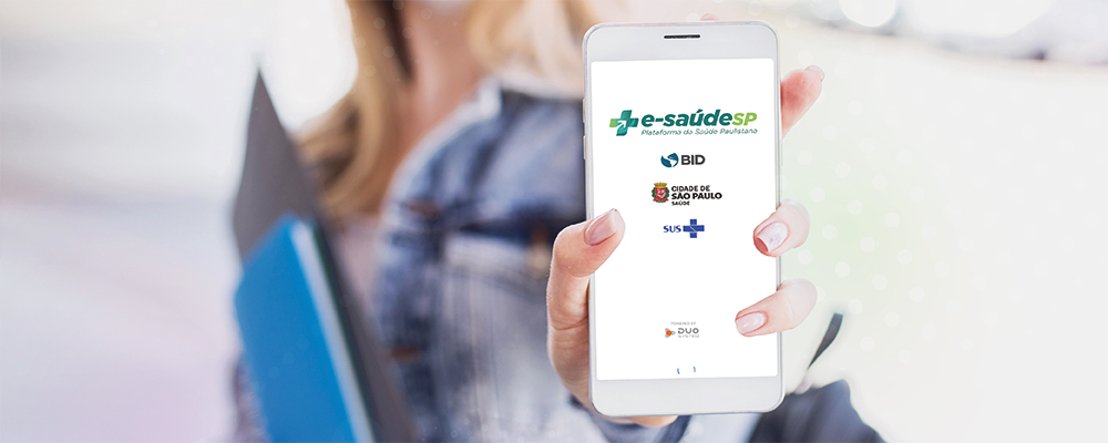 imagem de uma pessoa segurando celular com o app e-saúdeSP