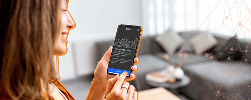 Uma microempreendedora acessa o app MEI Nota Fácil pelo celular