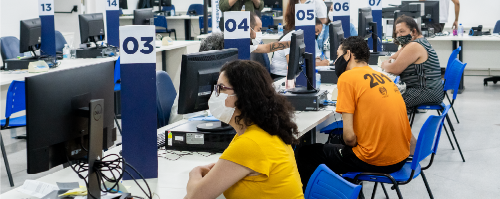 no descomplica de vila maria/vila guilherme pessoas sendo atendidas pelos funcionários da unidade