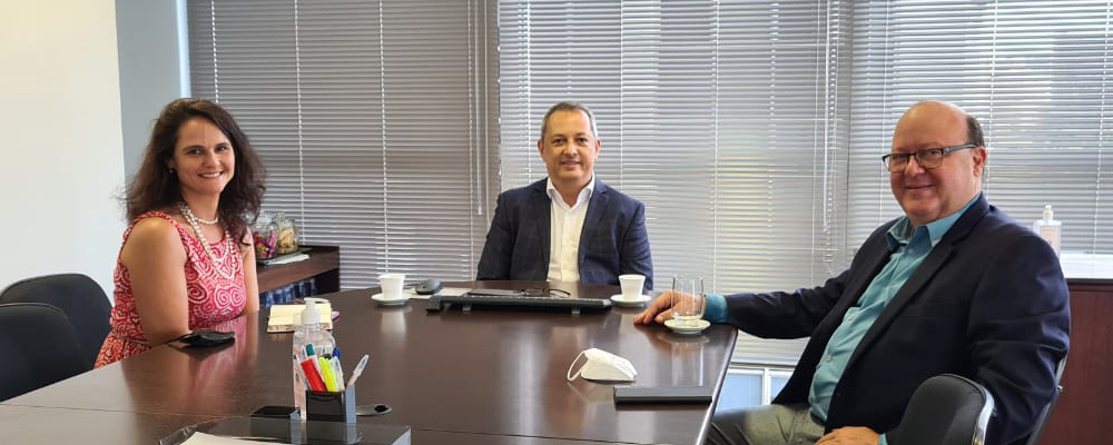 Na foto, a partir da esquerda: Carolina Magnani, Johann Dantas e Marcelo Britto