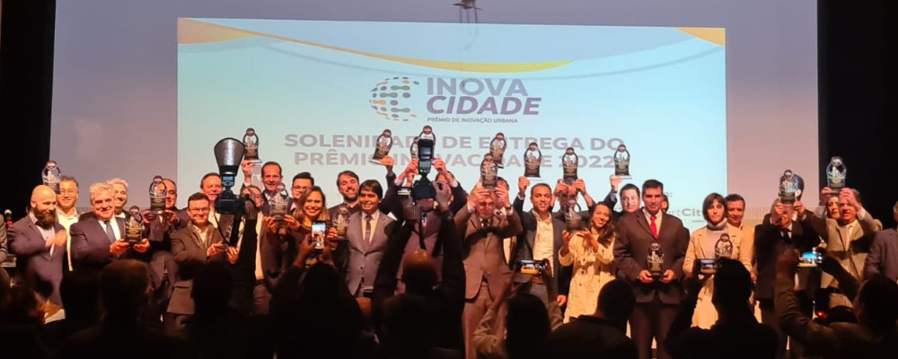 Premiados ao InovaCidade exibem troféus