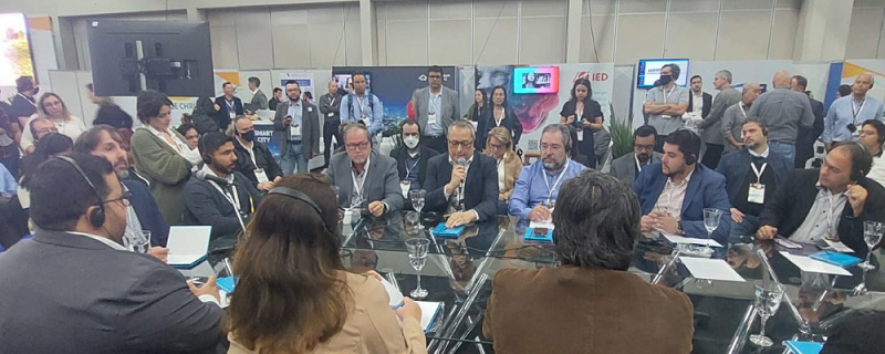 Johann Dantas na mesa de debate