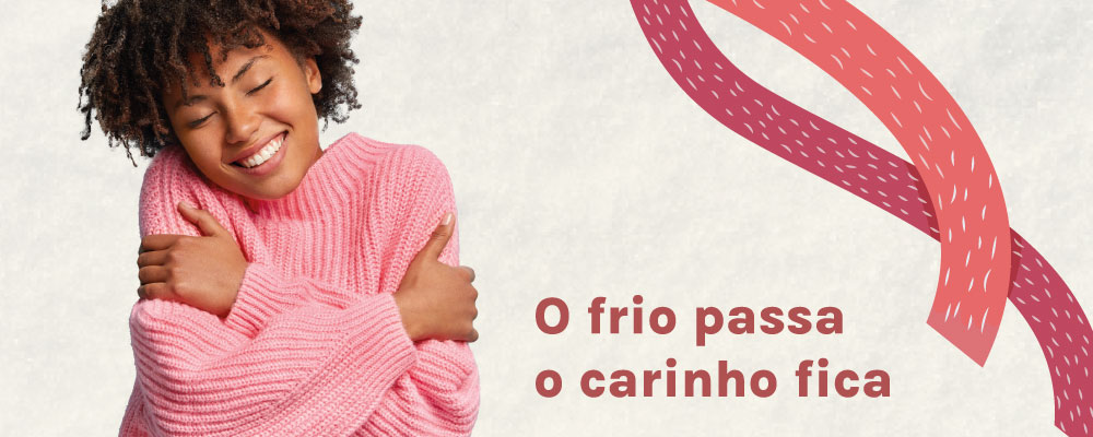 garota de malha rosa sorrindo e se abraçando