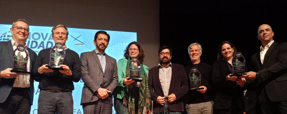 Ricardo Nunes, Johann Dantas e equipe do GeoSampa recebem o troféu InovaCidade