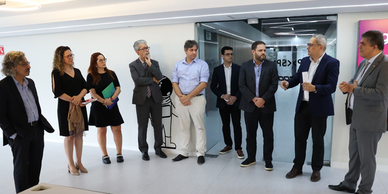 Johann Dantas acompanha equipe do Mackenzie na visita ao Inspira Sampa 