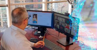 foto de Johann Dantas acompanhando a live nos monitores