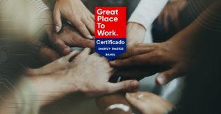 imagem do selo da gptw sobre várias mãos sobrepostas