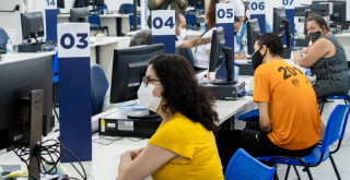 no descomplica de vila maria/vila guilherme pessoas sendo atendidas pelos funcionários da unidade