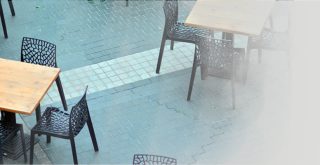 mesas dispostas na calçada