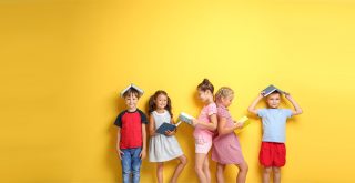 grupo de crianças com livros
