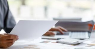 pessoa acessa formulário em notebook