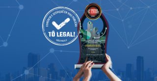 Logo do Tô Legal com mãos segurando o troféu do Inova Cidade 2020