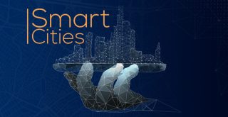 Desenho composto por linhas que compoem uma mão segurando uma cidade. Escrito no canto superior esquerdo Smart City