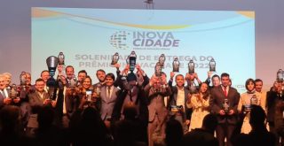 Premiados ao InovaCidade exibem troféus