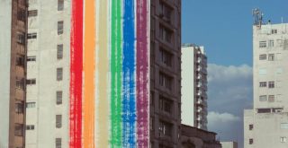 Imagem de prédio colorido com logo da Virada ODS