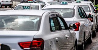 fila com vários táxis parados