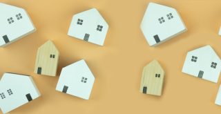 conjunto de casas soltas em espaço amarelo