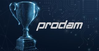 Troféu ao lado do logo da Prodam