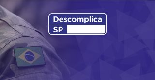 Homem de farda ao lado do logo do descomplica