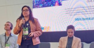 Carol Bracco durante palestra no MundoGeo