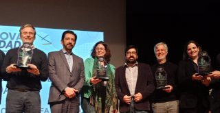 Ricardo Nunes, Johann Dantas e equipe do GeoSampa recebem o troféu InovaCidade