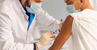 pessoa sendo imunizada