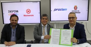Carlos Ruas, o reitor Marco Vasconcelos e Johann Dantas