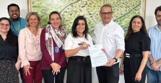 Secretária de Gestão Marcela Arruda com equipe e Johann Dantas, presidente da Prodam