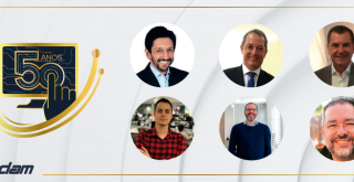 Imagem com Ricardo Nunes, Johann Dantas, Juan Quirós, Thassius Veloso, Luciano da Silveira e Mauricio Pimentel, ao lado do logo da Prodam 50 anos.