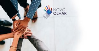 várias mãos unidas