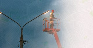 funcionário faz manutenção de ponto de luz