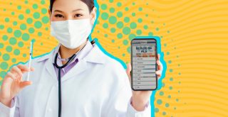 médica de branco e usando máscara com celular mostrando aplicativo
