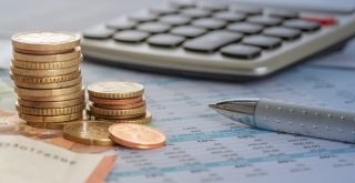 imagem de cédulas, moedas e calculadora