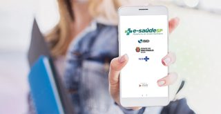 imagem de uma pessoa segurando celular com o app e-saúdeSP