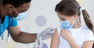 enfermeiro aplica vacina em criança